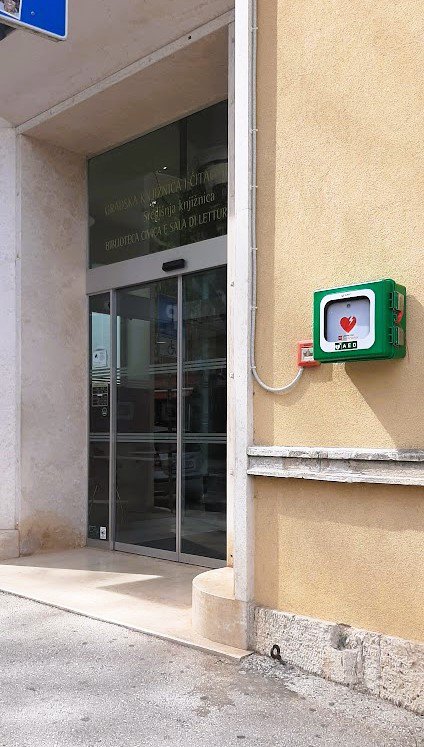 Automatski vanjski defibrilator postavljen uz glavni ulaz u Središnju knjižnicu